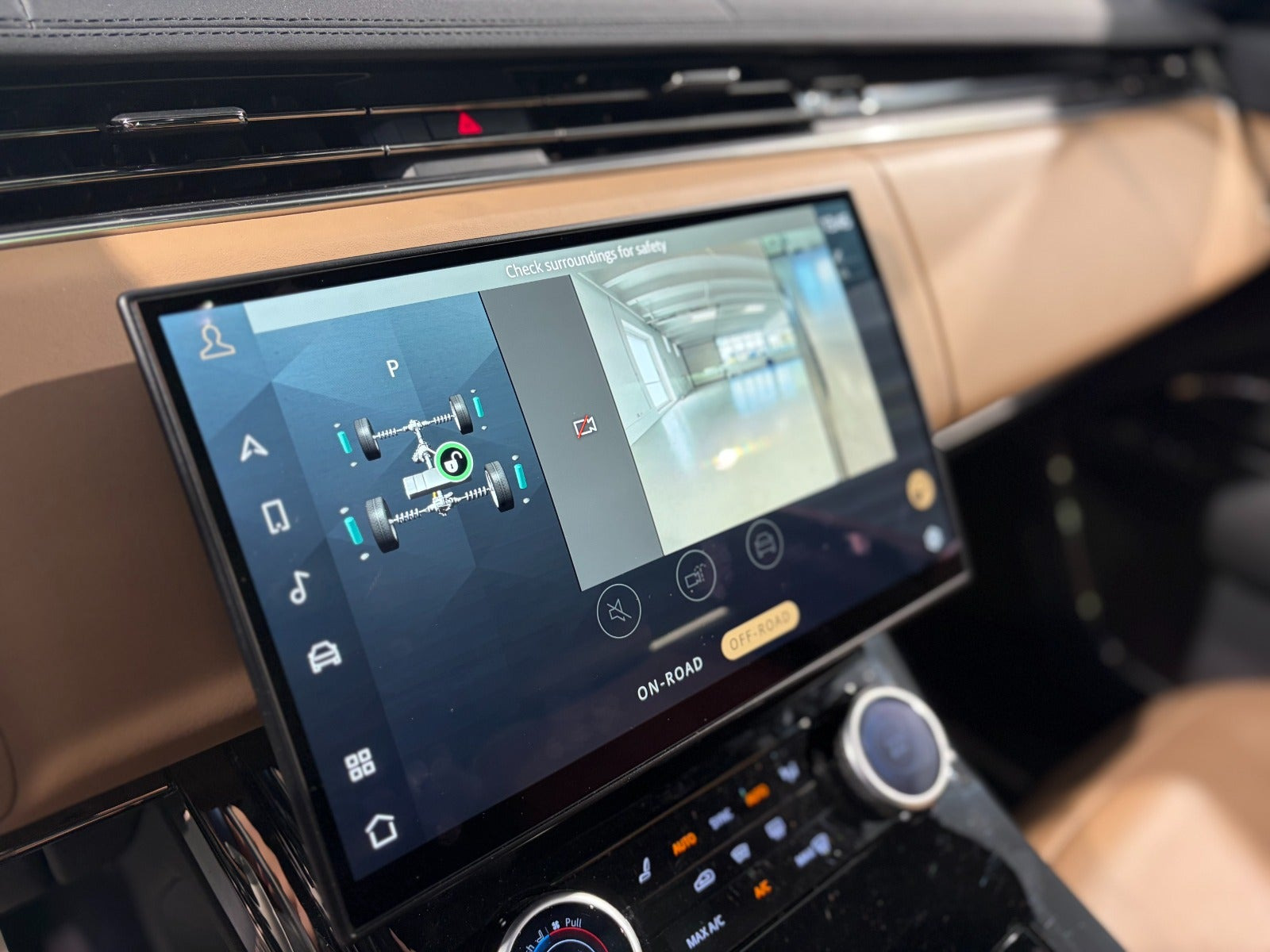 Orange Land Rover Range Rover sport fra 2023