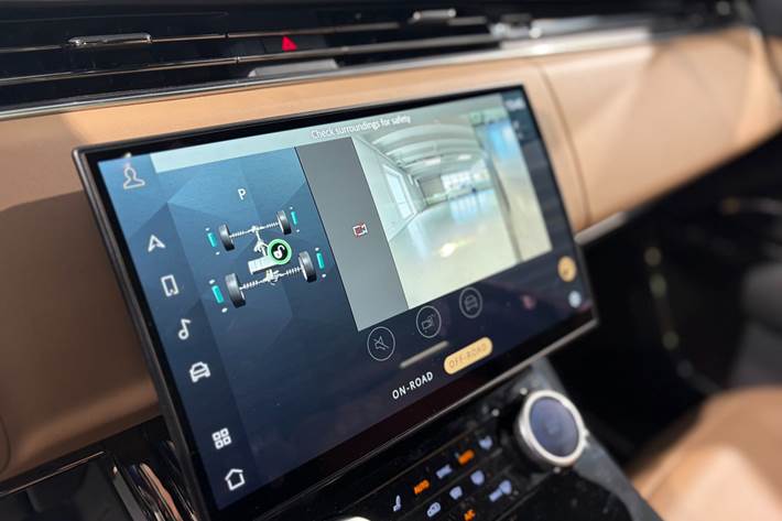 Orange Land Rover Range Rover sport fra 2023