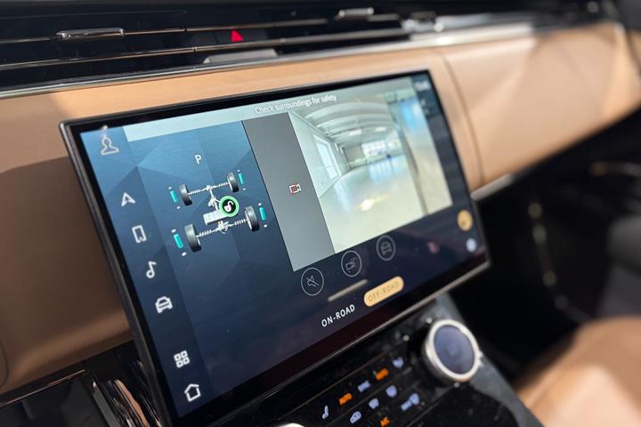 Orange Land Rover Range Rover sport fra 2023