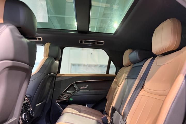 Orange Land Rover Range Rover sport fra 2023