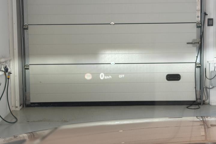 Orange Land Rover Range Rover sport fra 2023