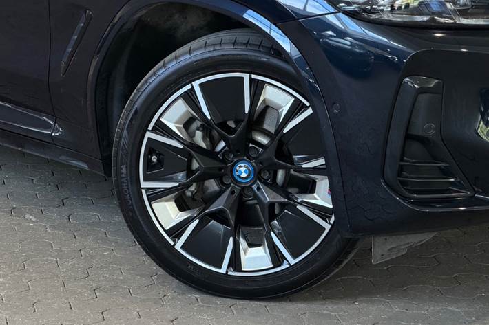 Blå BMW iX3 fra 2023