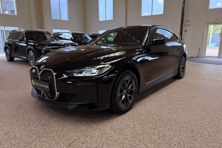 Sort BMW i4 fra 2024 set udefra