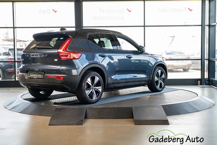 Blå Volvo XC40 fra 2022