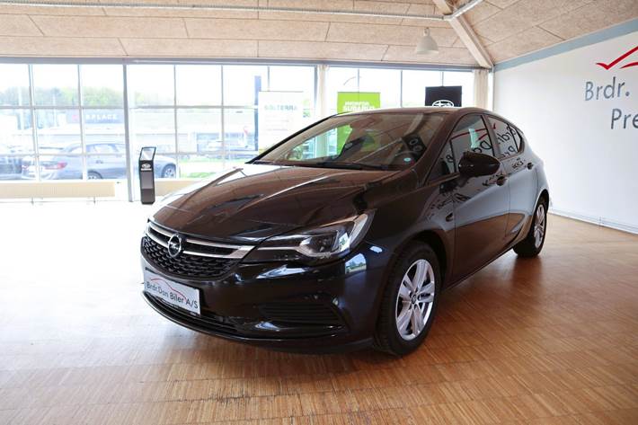 Sort Opel Astra fra 2016 set udefra