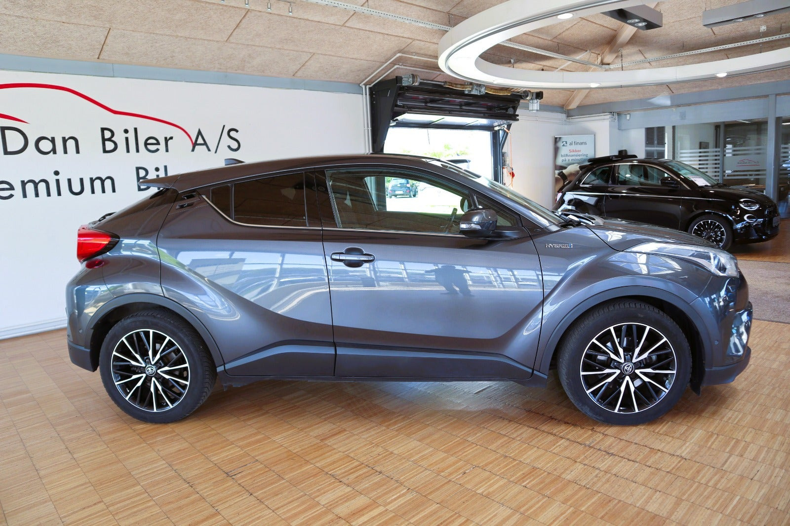 Grå Toyota C-HR fra 2016