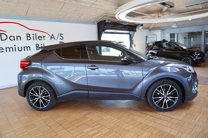 Grå Toyota C-HR fra 2016