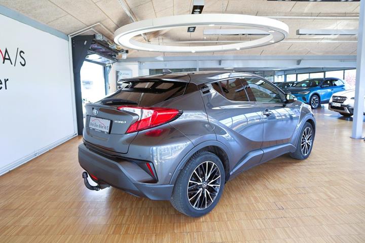 Grå Toyota C-HR fra 2016