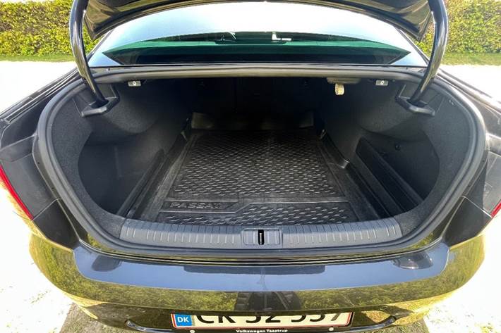 Sort VW Passat fra 2019