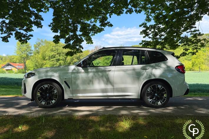 Hvid BMW iX3 fra 2023