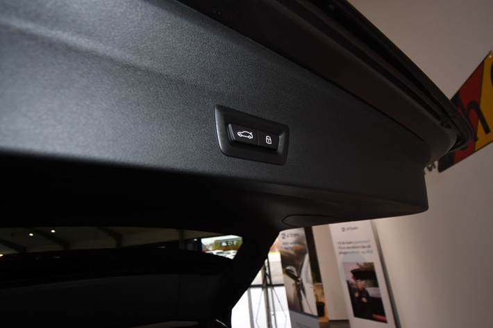 Grå BMW iX3 fra 2025