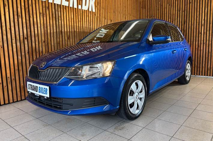 Blå Skoda Fabia fra 2015 set udefra
