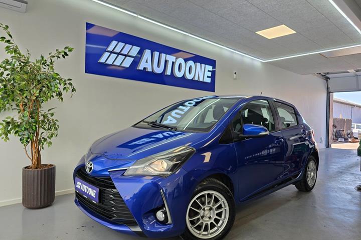 Blå Toyota Yaris fra 2017