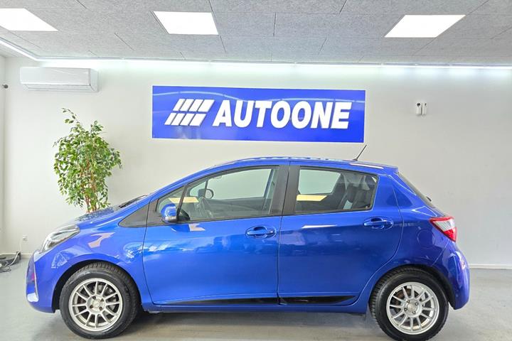 Blå Toyota Yaris fra 2017