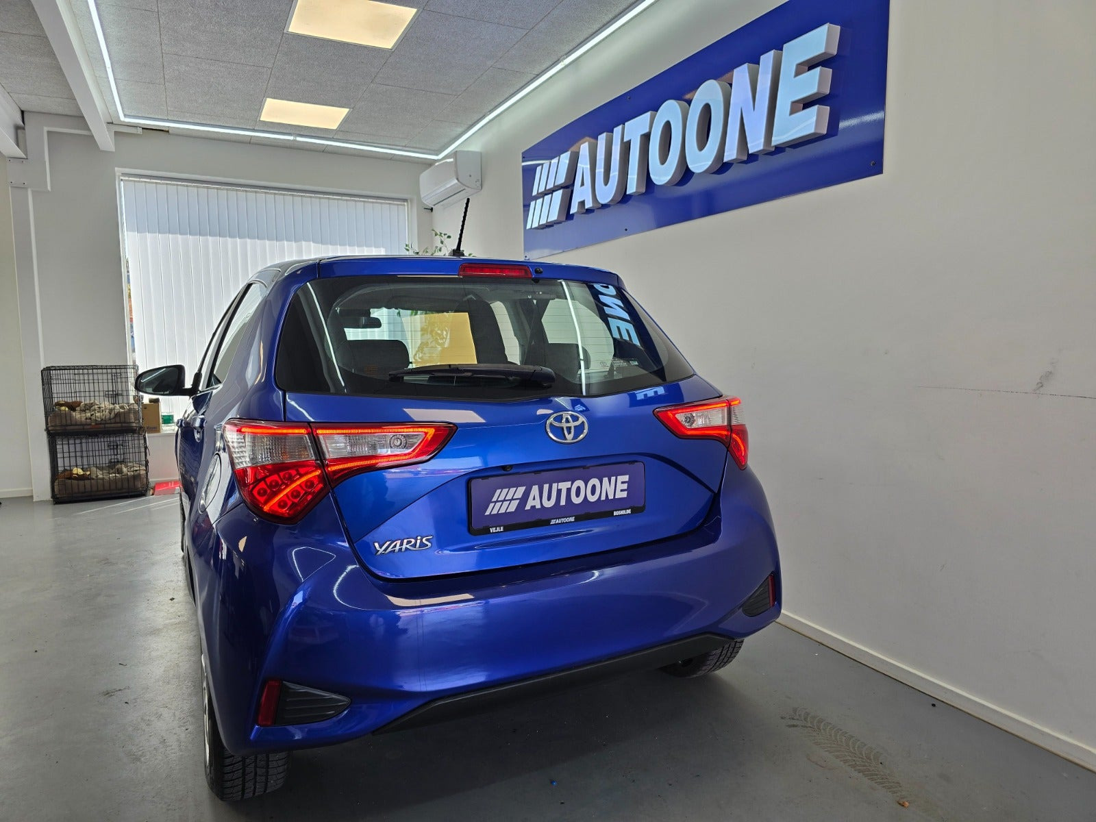 Blå Toyota Yaris fra 2017