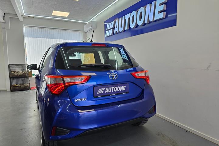 Blå Toyota Yaris fra 2017