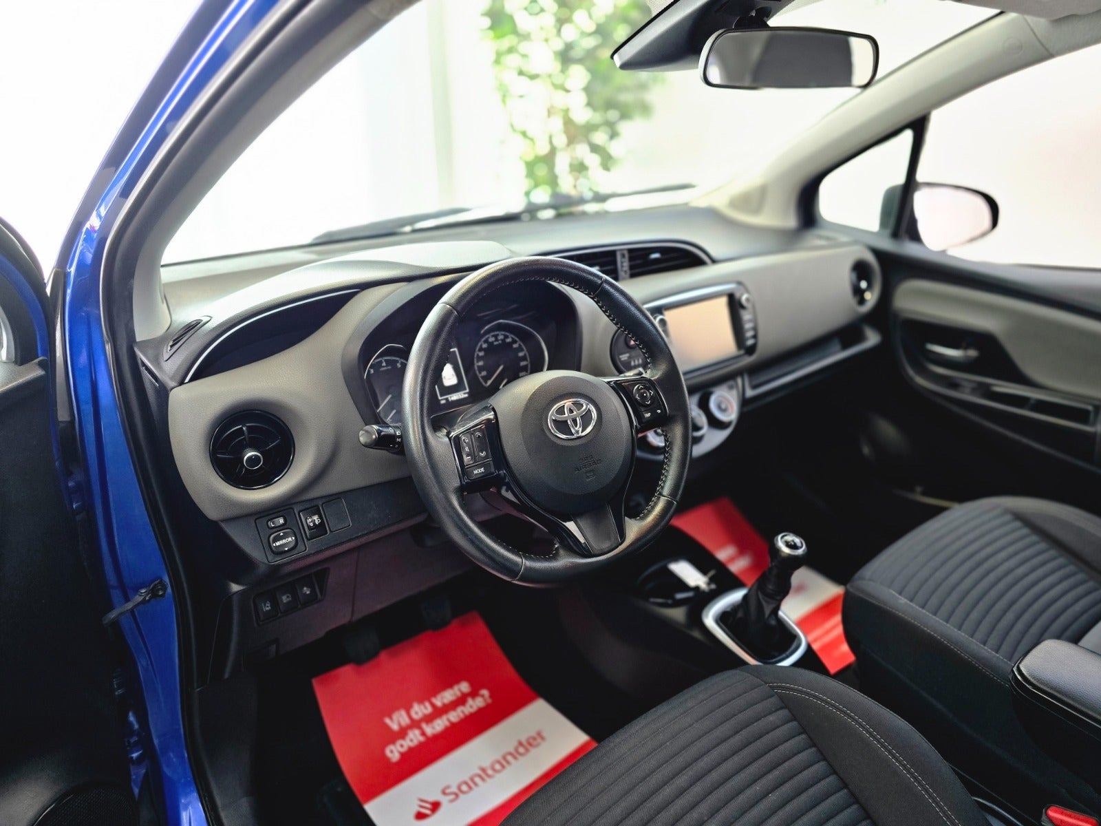 Blå Toyota Yaris fra 2017