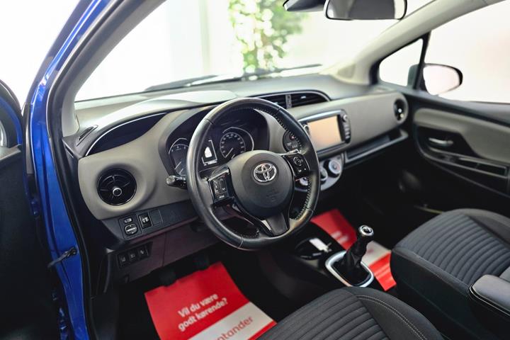 Blå Toyota Yaris fra 2017