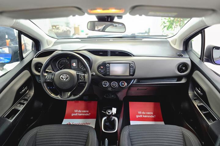 Blå Toyota Yaris fra 2017