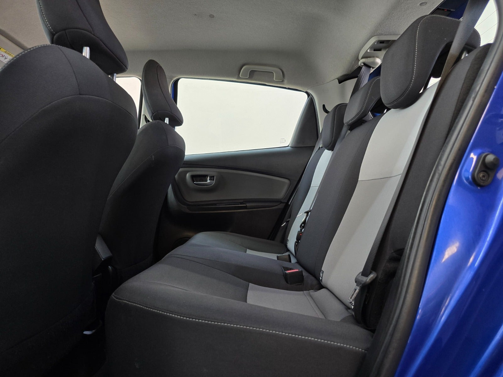 Blå Toyota Yaris fra 2017