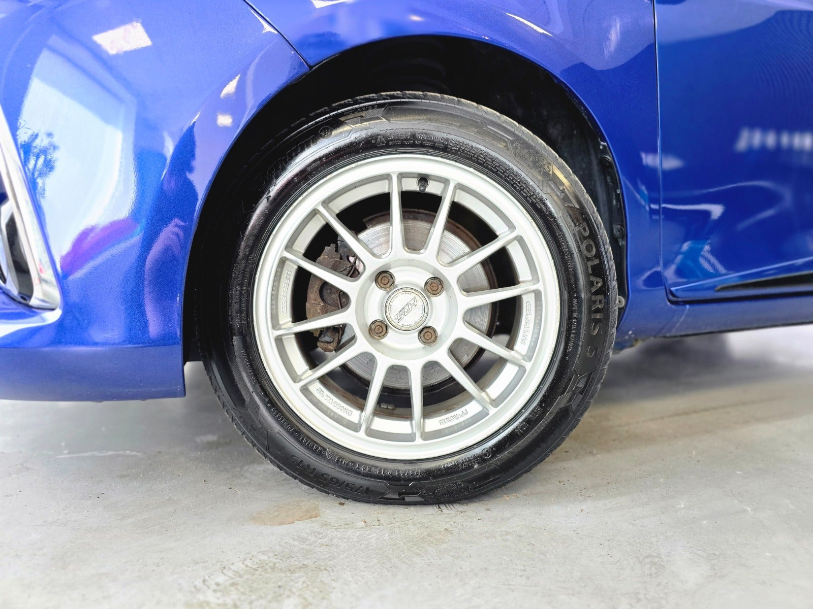 Blå Toyota Yaris fra 2017