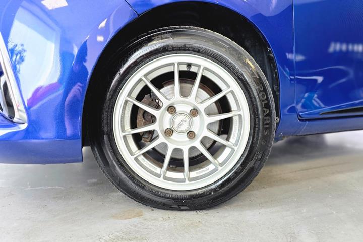 Blå Toyota Yaris fra 2017