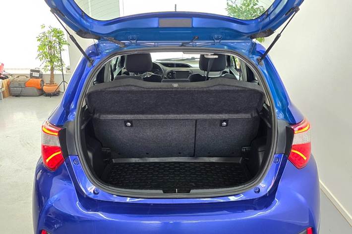 Blå Toyota Yaris fra 2017