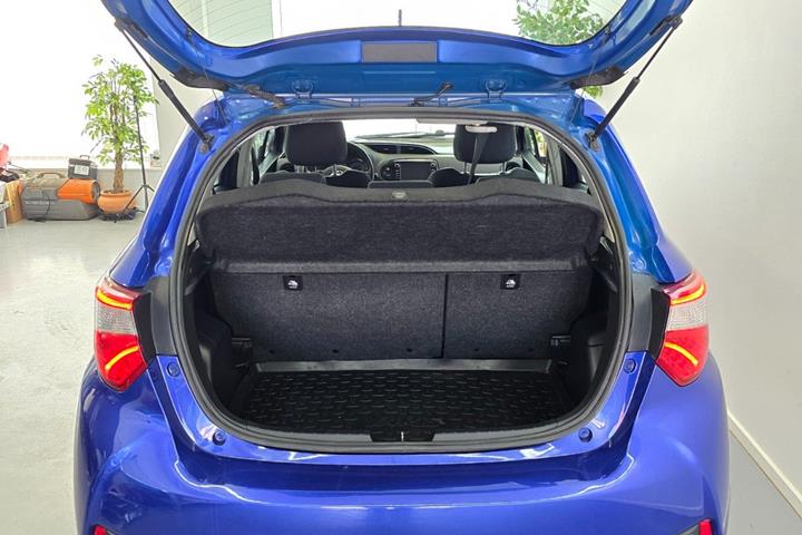 Blå Toyota Yaris fra 2017
