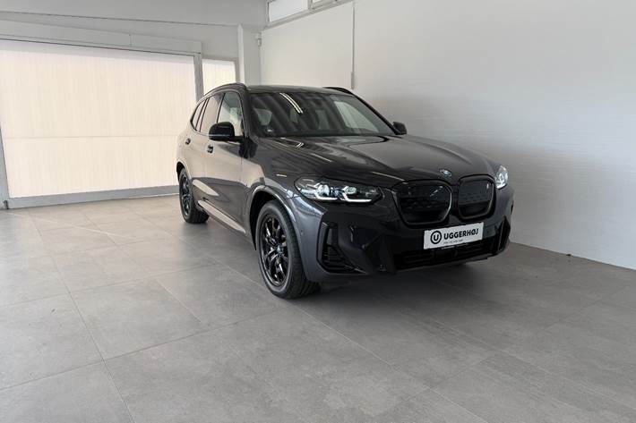 Grå BMW iX3 fra 2024