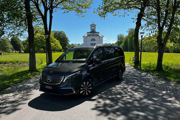 Grøn Mercedes EQV300 fra 2021