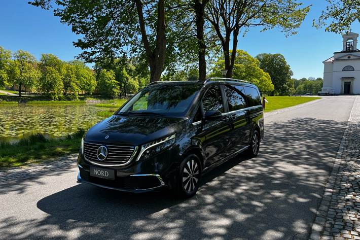 Grøn Mercedes EQV300 fra 2021