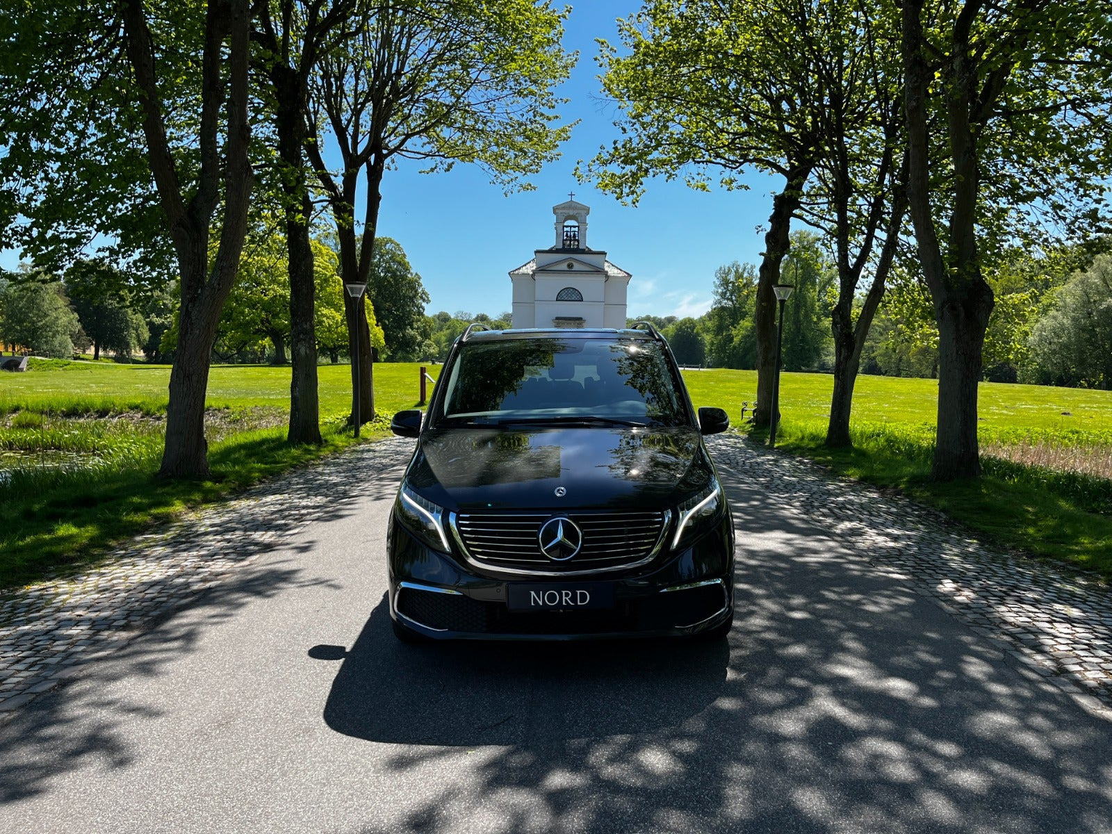 Grøn Mercedes EQV300 fra 2021