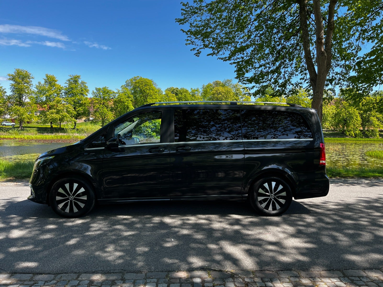 Grøn Mercedes EQV300 fra 2021