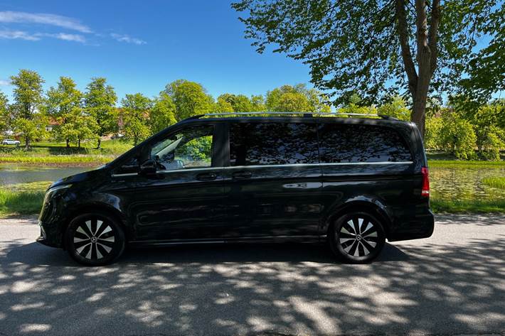 Grøn Mercedes EQV300 fra 2021
