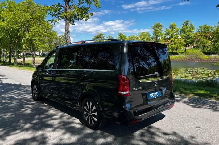 Grøn Mercedes EQV300 fra 2021