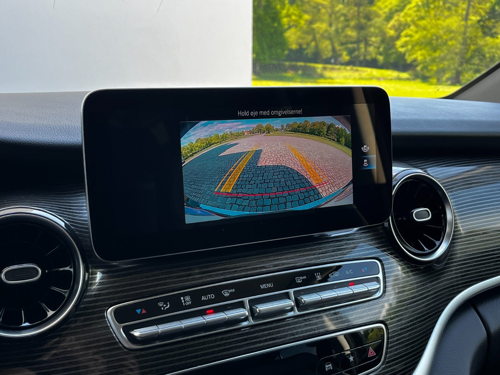 Grøn Mercedes EQV300 fra 2021