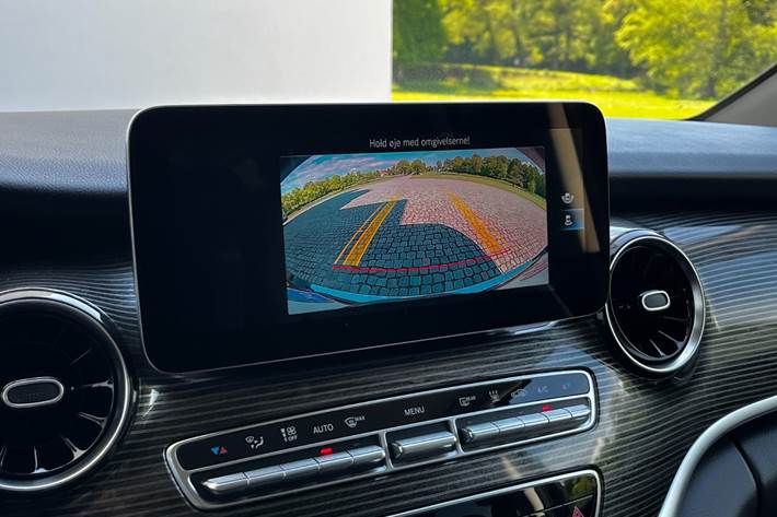 Grøn Mercedes EQV300 fra 2021