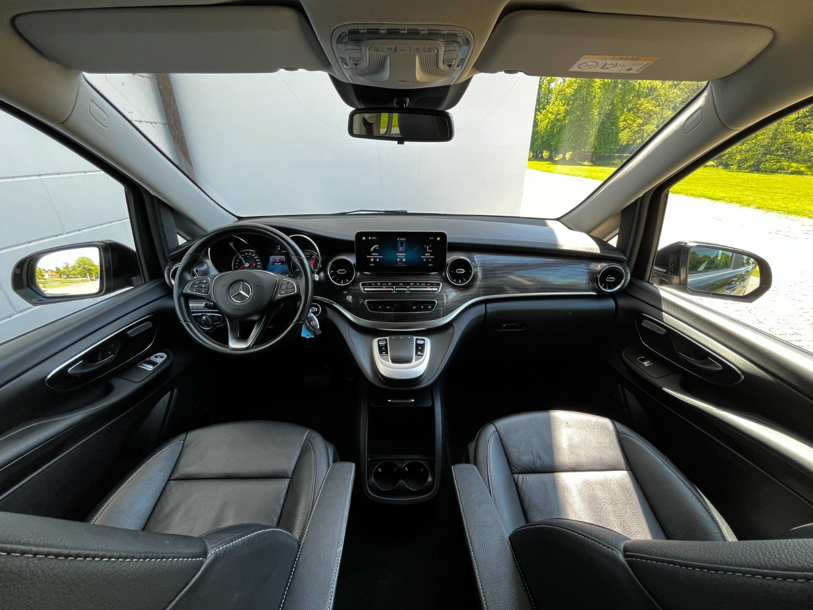 Grøn Mercedes EQV300 fra 2021