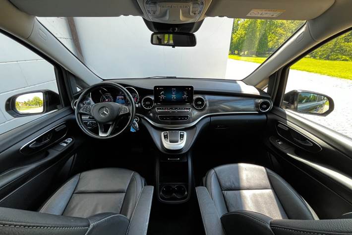 Grøn Mercedes EQV300 fra 2021