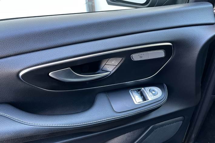 Grøn Mercedes EQV300 fra 2021