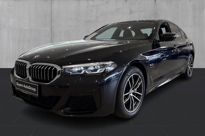 Sort BMW 530e fra 2023 set udefra