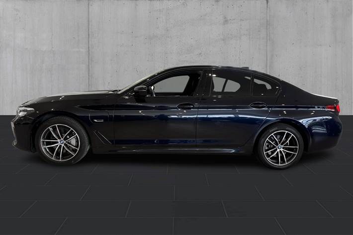 Sort BMW 530e fra 2023