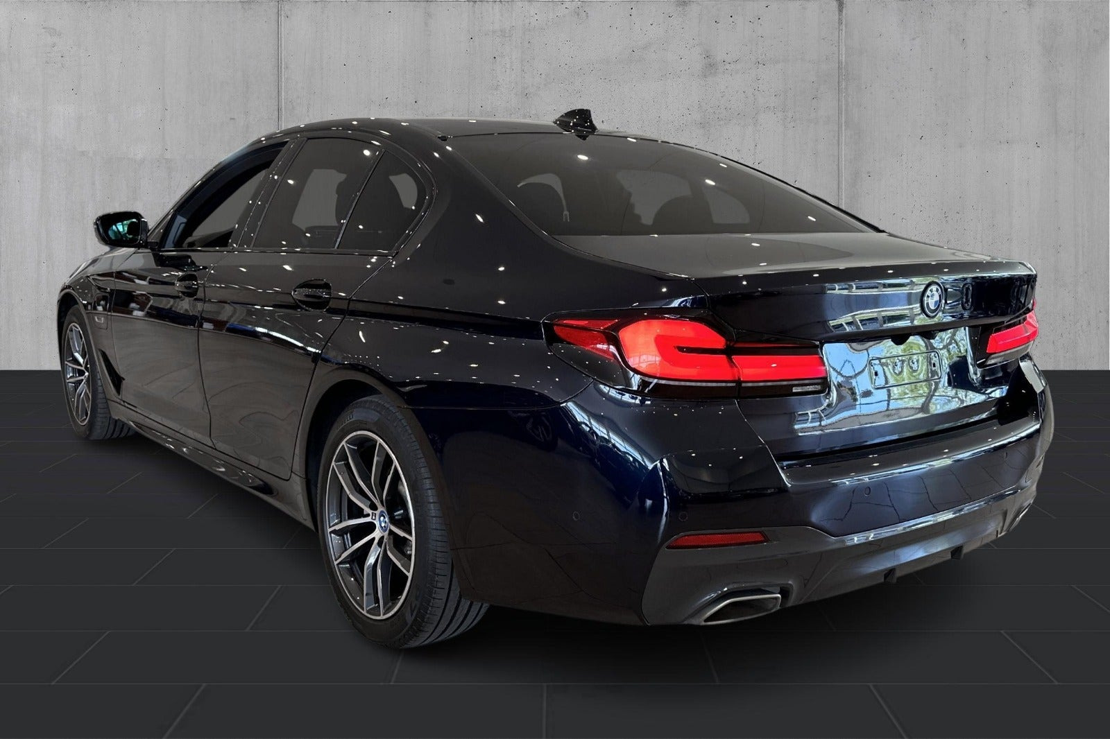 Sort BMW 530e fra 2023