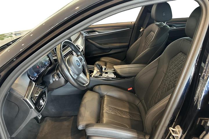 Sort BMW 530e fra 2023