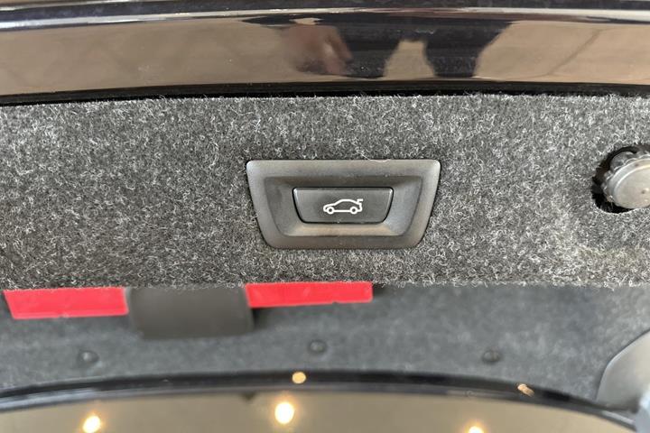 Sort BMW 530e fra 2023