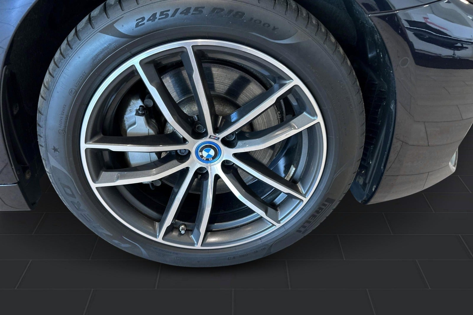 Sort BMW 530e fra 2023