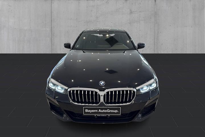 Sort BMW 530e fra 2023
