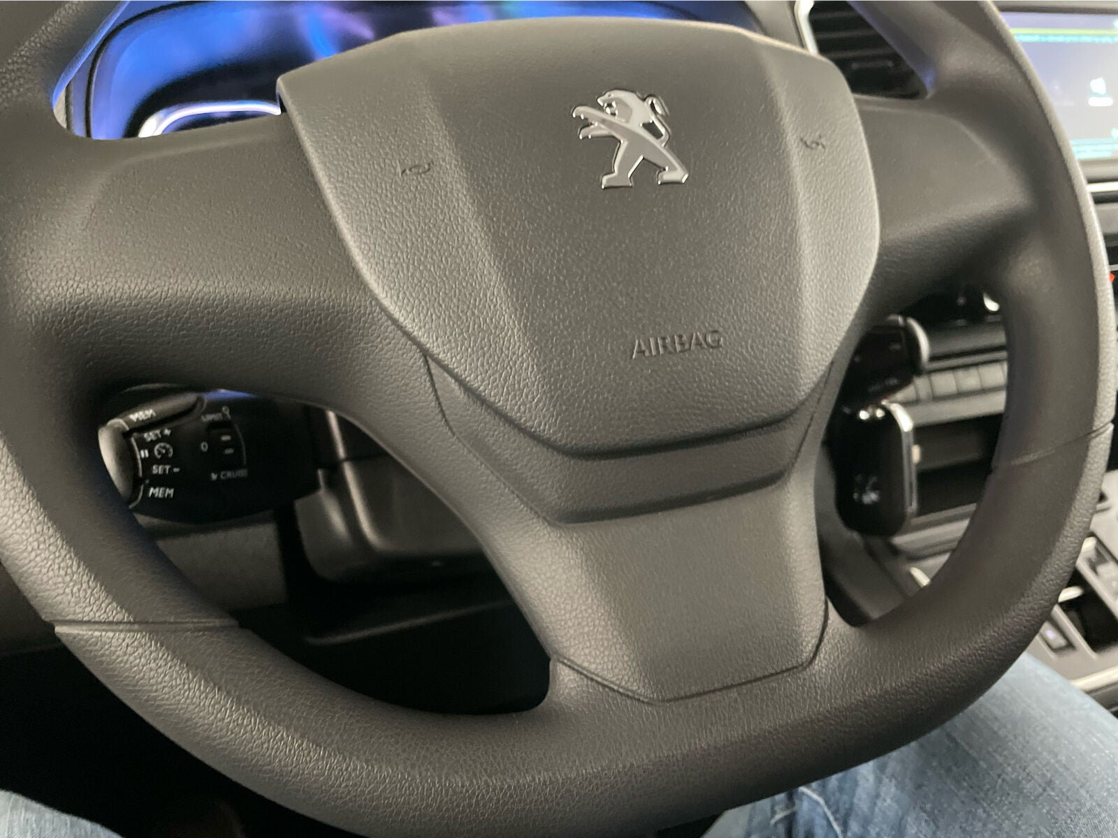 Hvid Peugeot e-Expert fra 2024