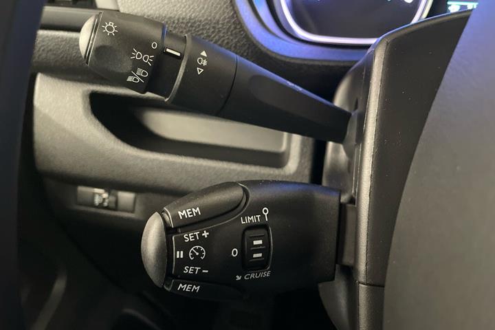 Hvid Peugeot e-Expert fra 2024