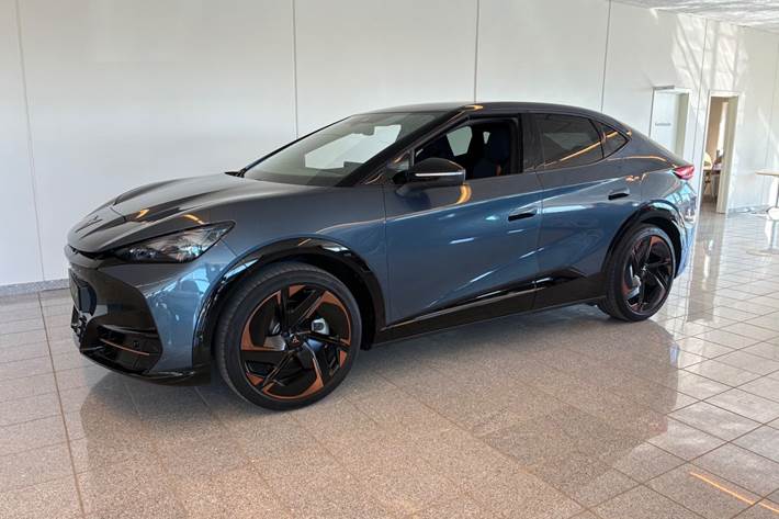 Blå Cupra Tavascan fra 2025 set udefra